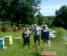 Екипът на Велков мед ,П.Калоянов,Кичка и Велко Велкови незмено в Дядо Велковия пчелин.